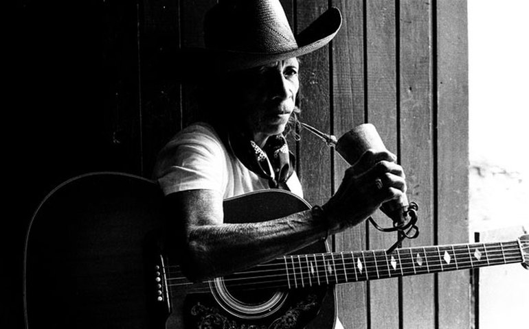 Sesc 24 de maio em SP celebra centenário da violeira Helena Meirelles