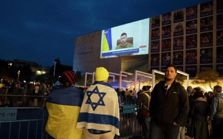 ‘Um pé na Ucrânia, outro no avião’: especialista aponta possível futuro de Zelensky