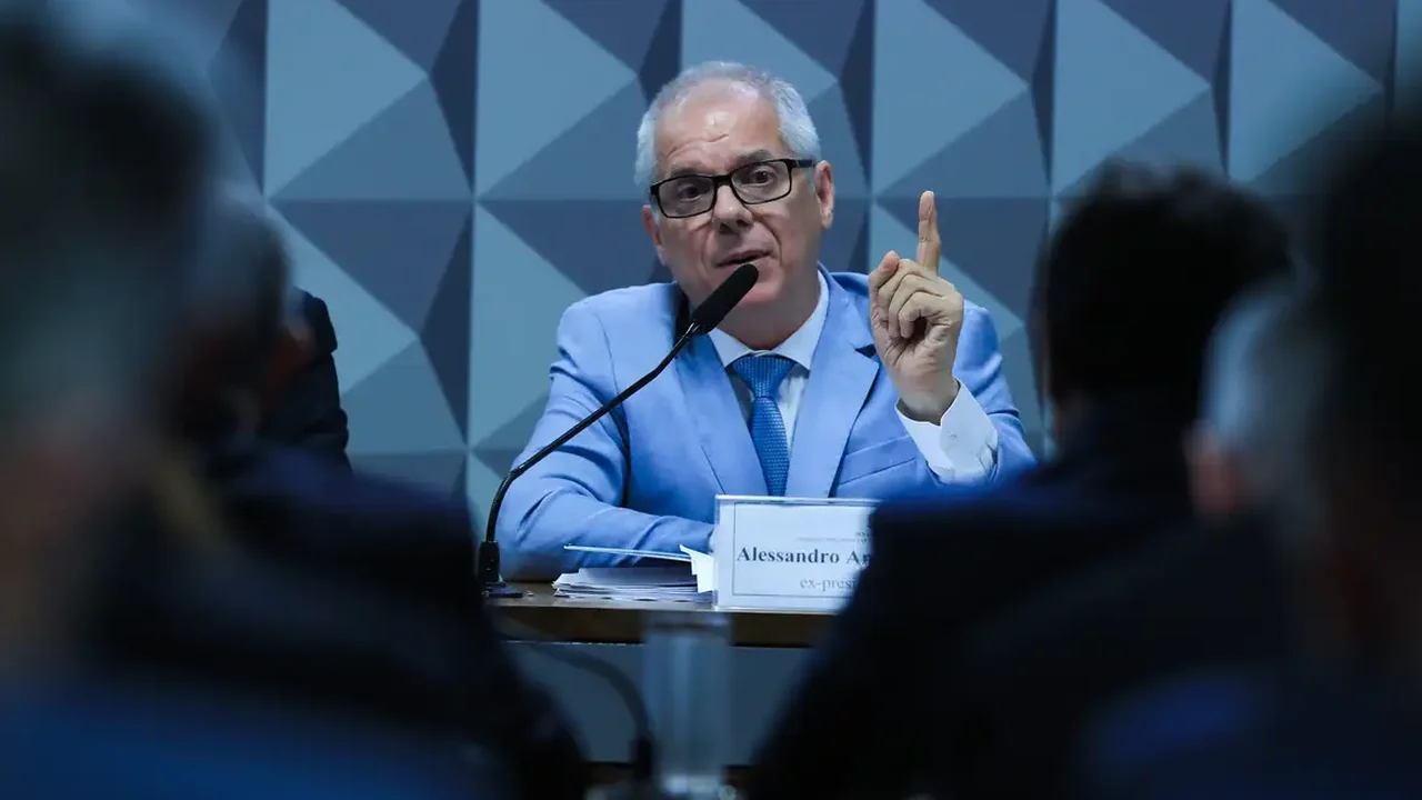 Preso pela PF, ex-presidente do INSS disse à CPI que não podia suspender acordos com entidades para garantir direito de defesa