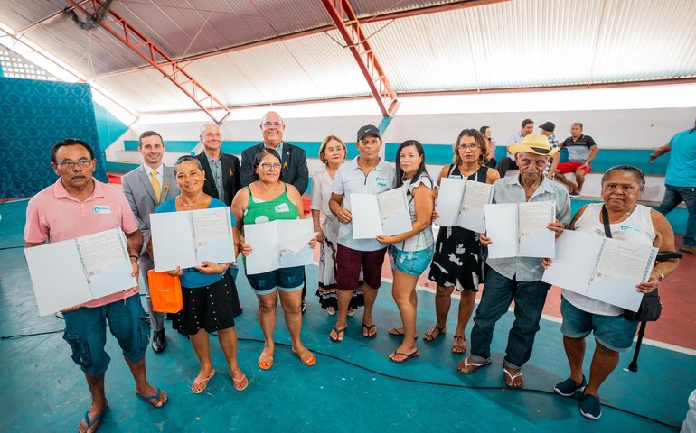 Governador interino participa de entrega de títulos de imóveis em Cajueiro