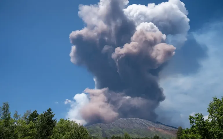 Piloto brasileiro flagra maior vulcão da Europa em erupção e registra vídeo em voo