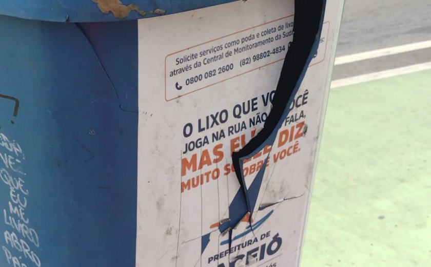 Jovem usa explosivo para destruir papeleira em praça no bairro do Prado