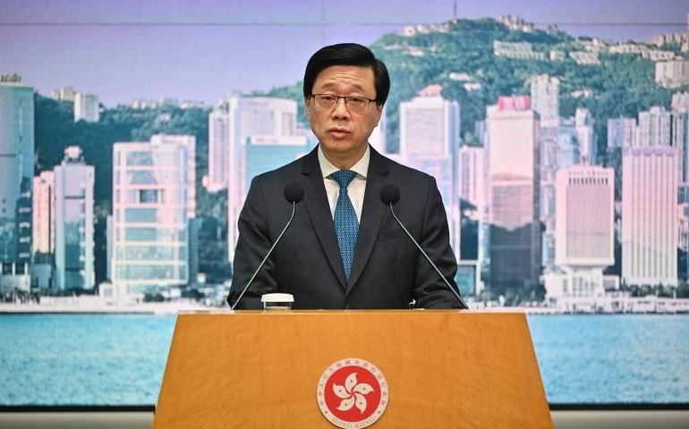 Hong Kong reduz imposto do setor imobiliário e planeja cortar tributo sobre negócios com ações