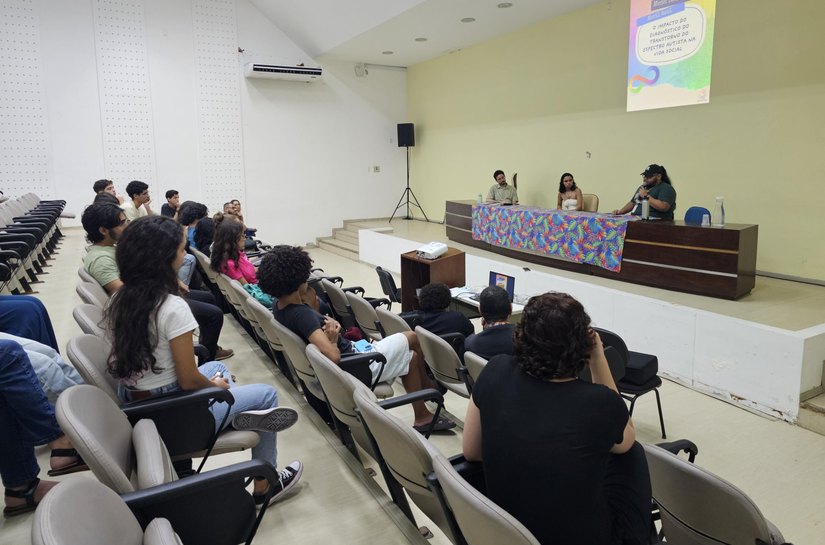 Sesau promove mesa redonda sobre diagnóstico e vivências do autismo com estudantes de Psicologia da Ufal