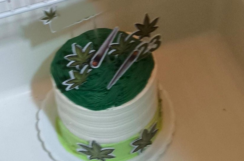 Polícia Militar flagra aniversário com bolo temático de apologia à maconha