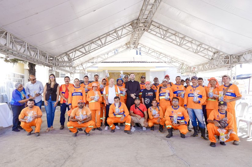 Equipe da prefeitura de Palmeira prestigia café da manhã em homenagem a garis no novenário de São Vicente de Paulo