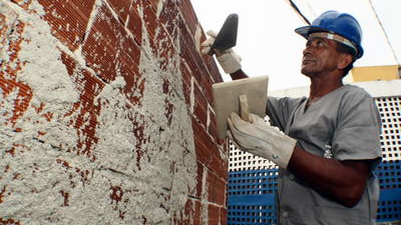 Emprego com carteira assinada tem crescimento em relação a 2012