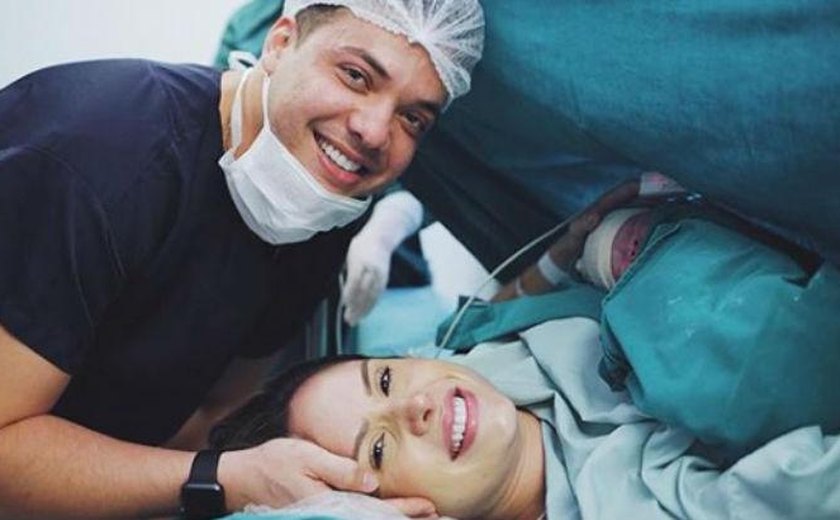 Wesley Safadão anuncia nascimento do 3º filho e mostra foto