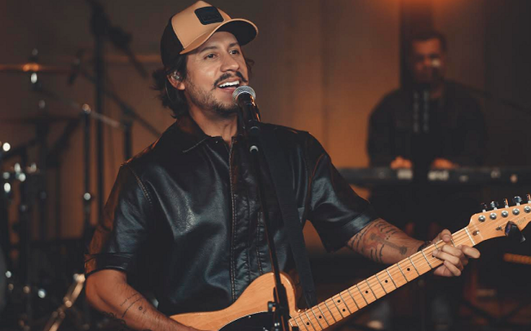 Max Oliver relê sucesso romântico de Victor e Léo
