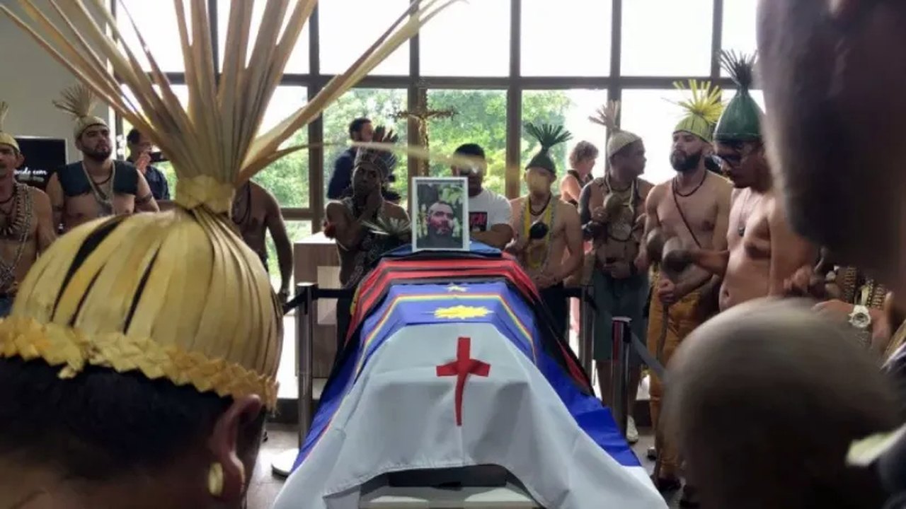 Bruno Pereira é velado em Pernambuco em meio a homenagem de indígenas