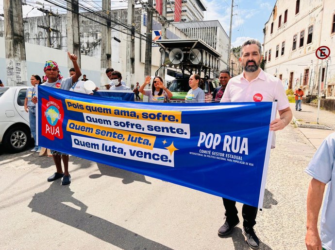 Basile participa da Marcha da Paz ao lado de moradores em situação de rua no Centro de Maceió