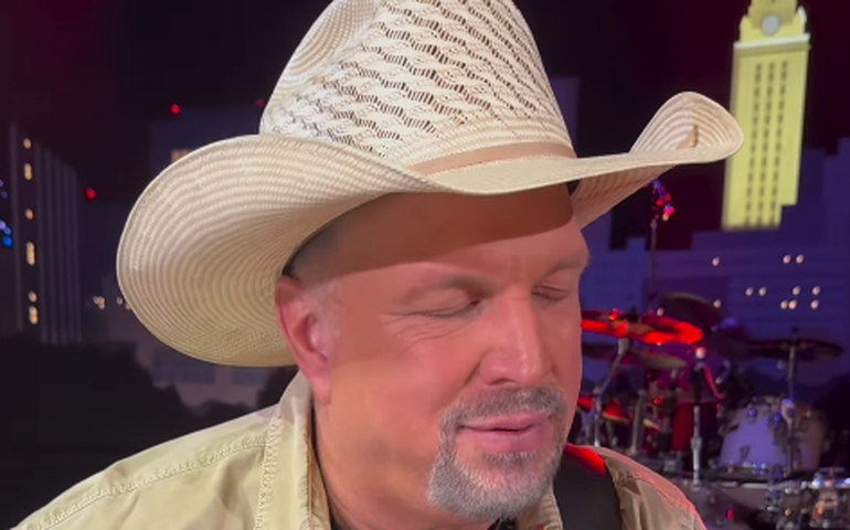 Astro do country nos EUA, Garth Brooks é acusado de estupro
