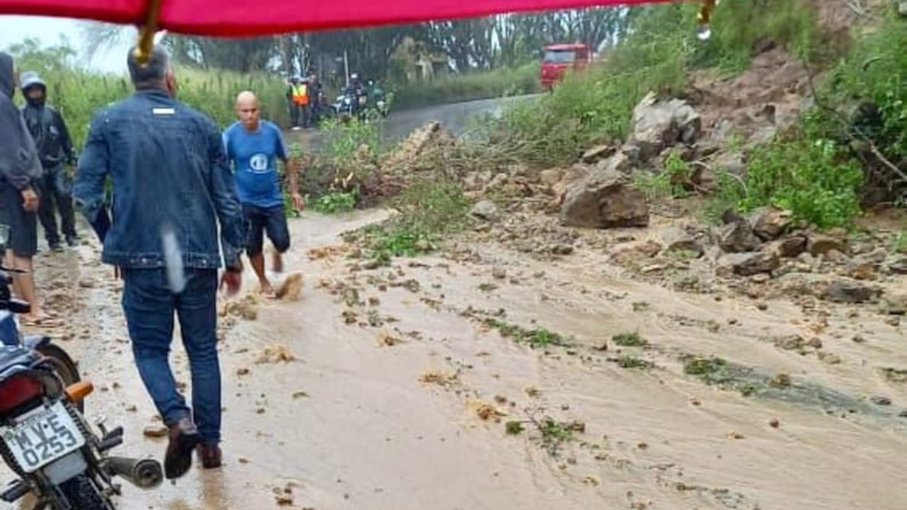 [MUITA CHUVA] Acesso à Serra do Muro está bloqueado por causa do deslizamento de barreira