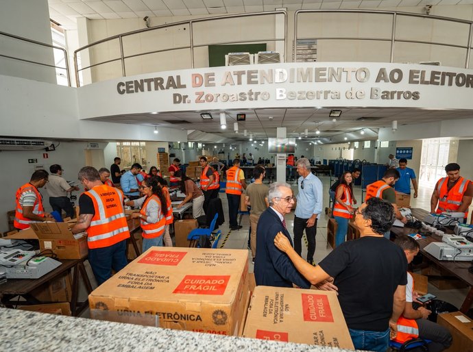 TRE/AL inicia carga e lacre das urnas eletrônicas para as Eleições 2026