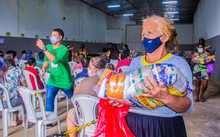 Famílias em situação de extrema vulnerabilidade social recebem cestas básicas