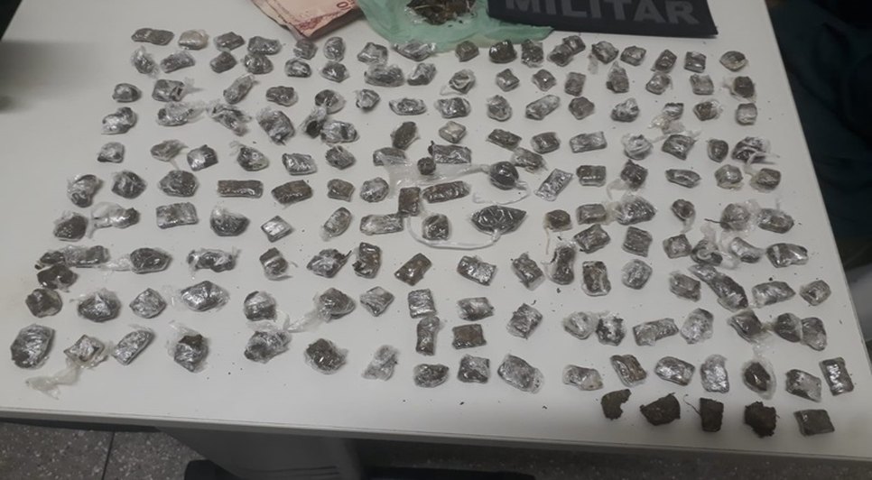 Dupla é presa em flagrante com 172 trouxas de entorpecentes em Laranjeiras