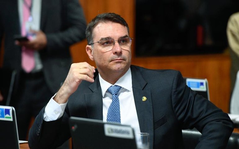 Flávio Bolsonaro diz que STF 'entregará cabeça de Moraes na bandeja'