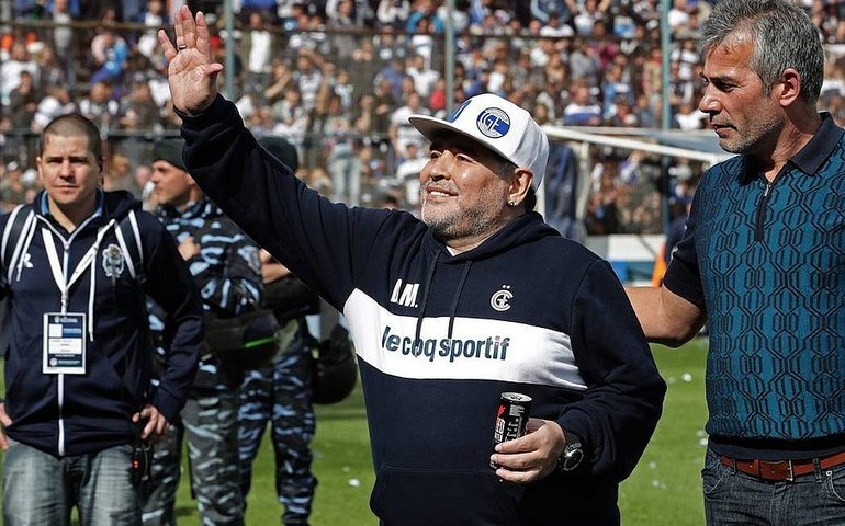 Última passagem de Maradona pelo futebol argentino teve homenagens de rivais