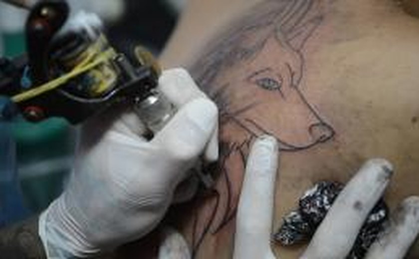 Anvisa suspende 15 marcas de tintas para tatuagem