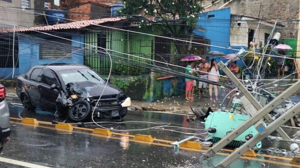Motorista colide com poste e fica ferido na Avenida Leste-Oeste, em Maceió