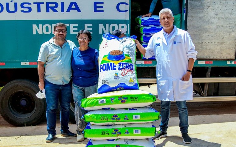 Parceria entre Meu Amigo Pet e Coagro garante uma tonelada de ração para animais abandonados