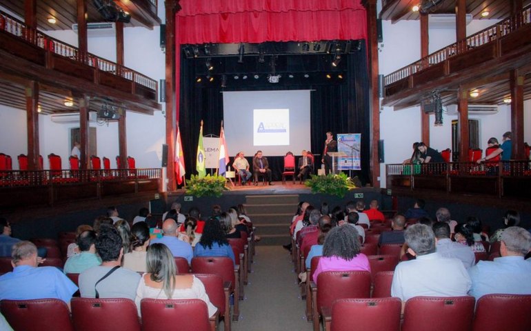 Theatro Sete de Setembro sedia encontro entre diretores de Institutos de Previdência