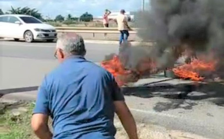 Moradores bloqueiam rodovia e pedem sinalização da AL 220