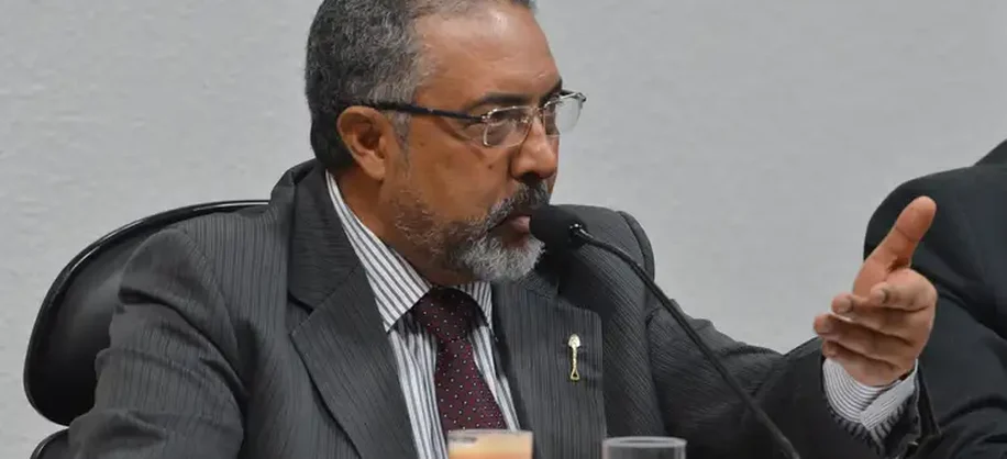 O presidente da Comissão de Direitos Humanos e Legislação Participativa, senador Paulo Paim, durante debate sobre O mundo do trabalho: desemprego, aposentadoria e discriminação, na comissão (Antonio Cruz/Agência Brasil)