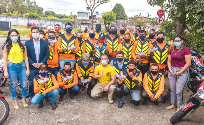 Primeiros mototaxistas receberam carteiras de autorização. Primeiros mototaxistas receberam carteiras de autorização.