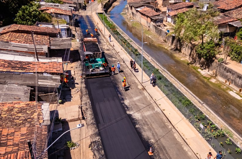 Via principal do Vale do Reginaldo recebe pavimentação