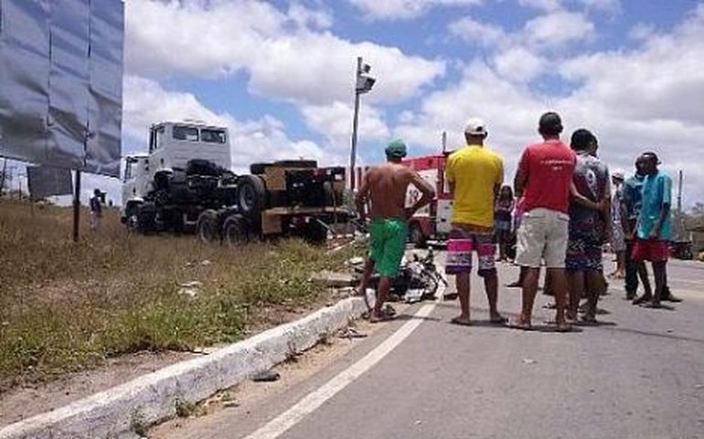 Mãe e filho morrem em colisão entre moto e carro em Inhapi