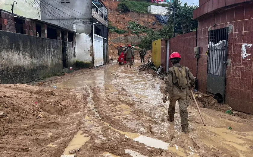 Mesmo com chuvas, bombeiros retomam busca por desaparecidos em PE