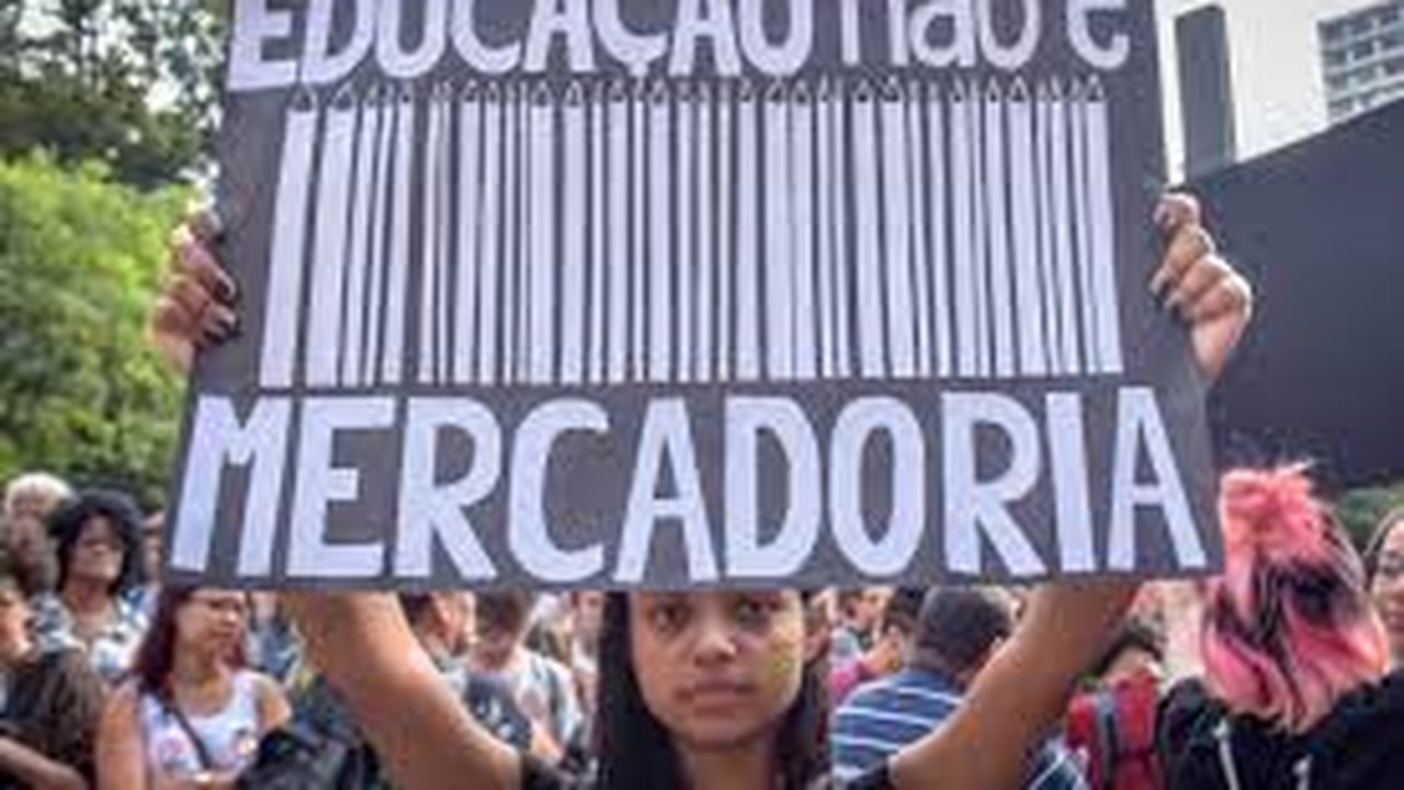 A educação que não educa