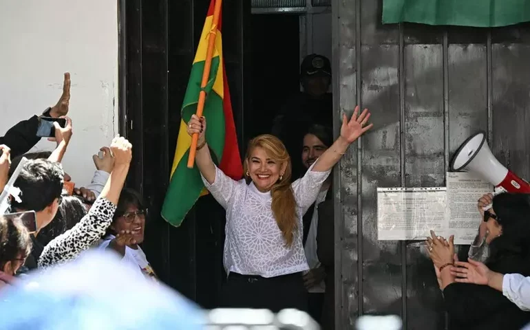 Ex-presidente boliviana Añez deixa prisão após quase 5 anos