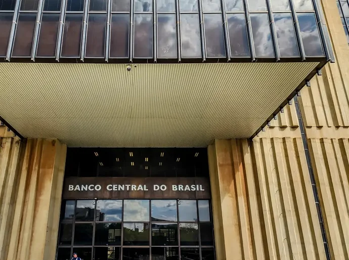 Relatório do BC prevê alta de 2,1% do PIB e queda da inflação em 2025