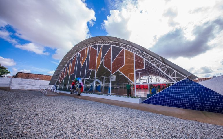 Prefeito Luciano entrega ginásio poliesportivo e anuncia unidade de saúde e mais uma creche no Planalto