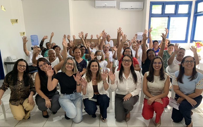 Idosas do Cras Sônia Sampaio participam de roda de conversa com Defensoria Pública