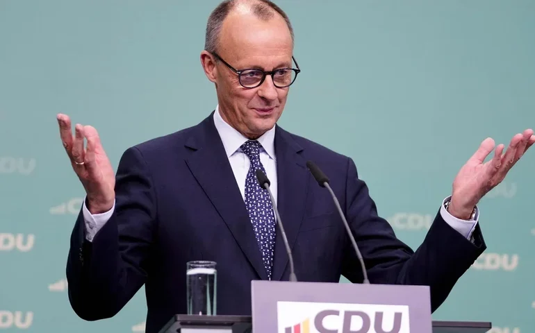 Merz ameaça retaliar EUA e libera armas à Ucrânia antes de encontro com Zelensky em Berlim