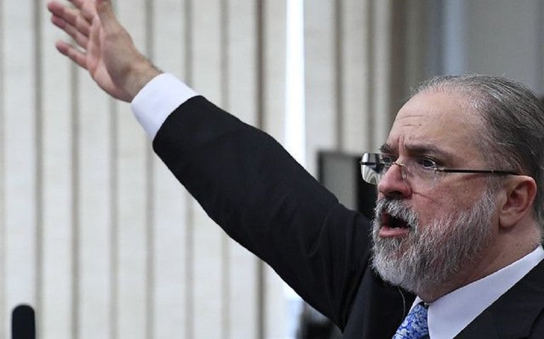‘Presidente esqueceu de combinar comigo’, diz Aras sobre suposto arquivamento