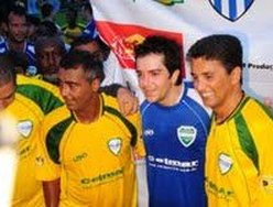 Régis Danese com jogadores de futebol