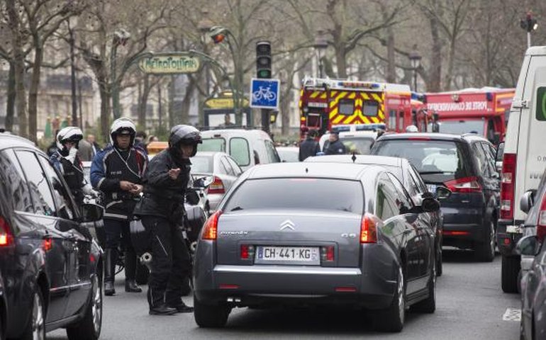 Sobe número de mortos em ataque a jornal francês