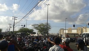 pessoas em frente ao Makro
