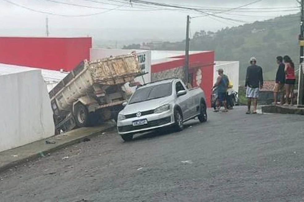 Caminhão da Prefeitura colide com muro da Cáritas Diocesana em Palmeira dos Índios; ninguém ficou ferido