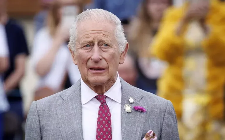 Charles III visita pacientes com câncer e atualiza estado de saúde