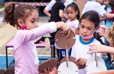 "Meninas Curiosas, Mulheres de Futuro" chega a Maceió com peça de teatro e oficinas makers gratuitas para crianças