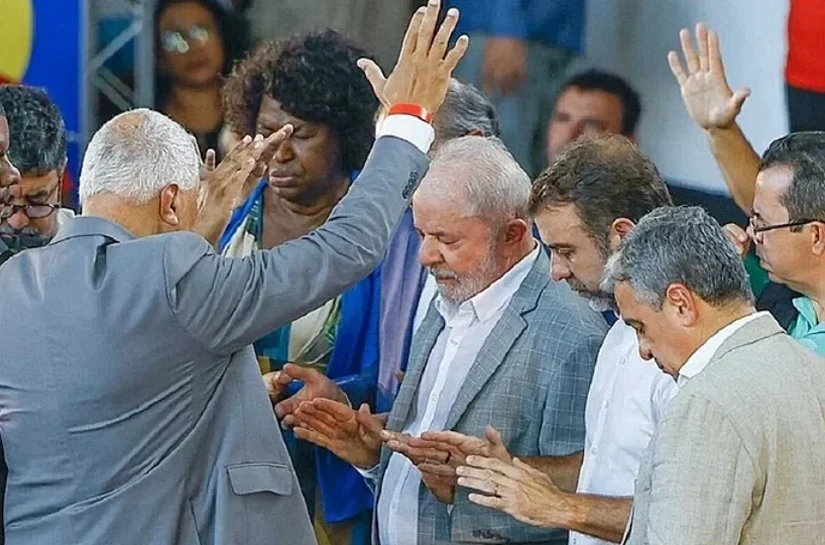 Cenário muda: Flávio Bolsonaro perde fôlego entre evangélicos