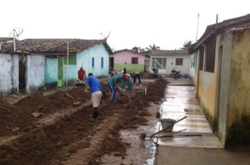 Prefeitura de Anadia realiza reparos no calçamento do Conjunto Frei Damião