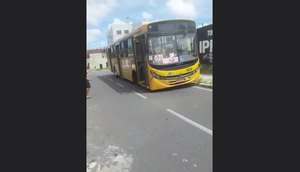 Roda de ônibus solta e atinge veículos na Grande Aracaju.jpg