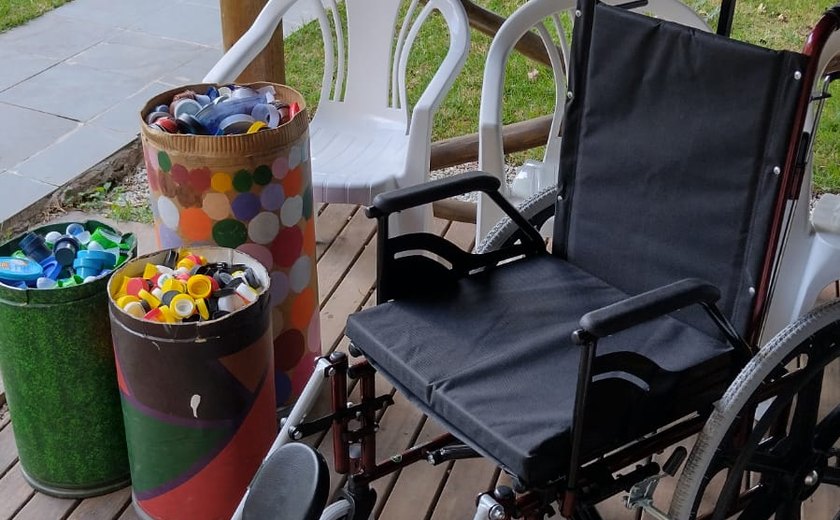 Como tampas plásticas se transformam em cadeiras de rodas adaptadas