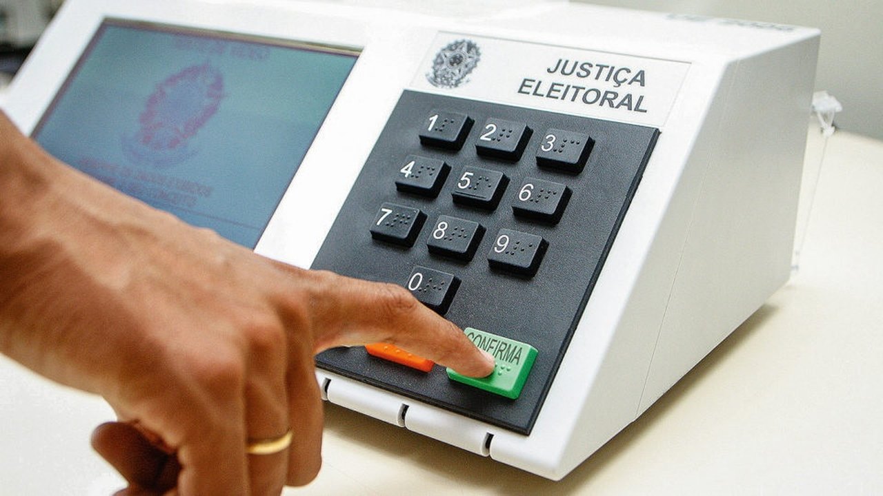 Políticos pagaram R$ 13 milhões por pesquisas que agora criticam